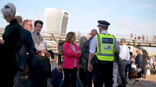 London Sept 2022 Project Servator Police Officer Talks People Queuing — Stock Video