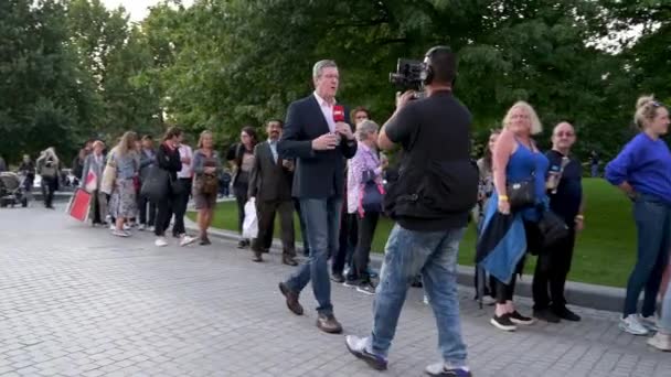 London Sept 2022 Cnn News Reporter Filming Line People Queue — Stock Video