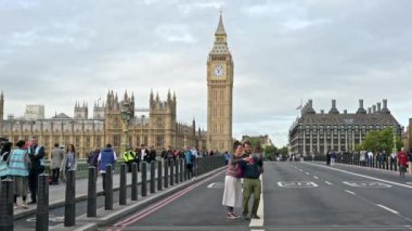 London - 14 Eylül 2022: Turistler arka planda Parlamento Binaları ile Westminster Köprüsü 'nde selfie çekiyorlar