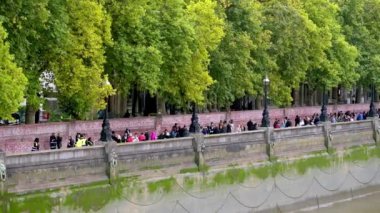 LONDON - 14 Eylül 2022: The Covid Memorial Wall 'un yanında Kraliçe 2. Elizabeth' i görmek için kuyruk