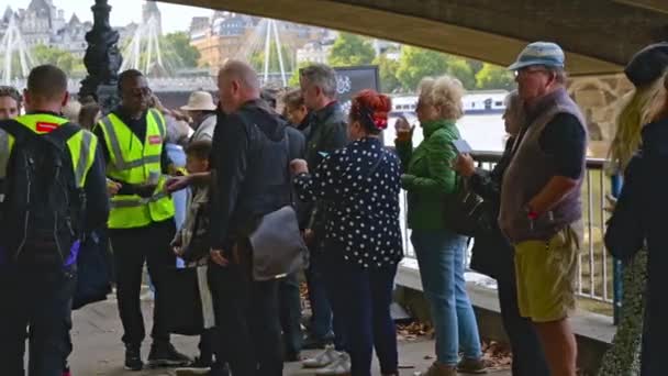 London Szeptember 2022 Marshals Osztogató Csuklópántok Hogy Emberek Várják Sorban — Stock videók