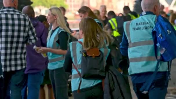 London Sept 2022 Marshals Giving Out Wrist Bands People Waiting — Stock Video
