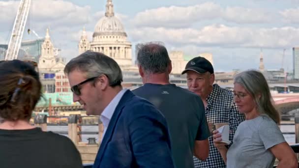 Лондон Сентября 2022 Года Люди Разговаривают Очереди Увидеть Королеву Лежащей — стоковое видео