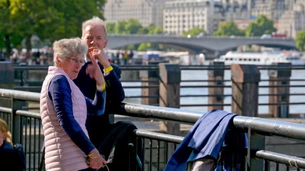 ロンドン 2022年9月14日 女王が州に横たわっているのを見るためにキューに手首バンドを持つ男と女 — ストック動画