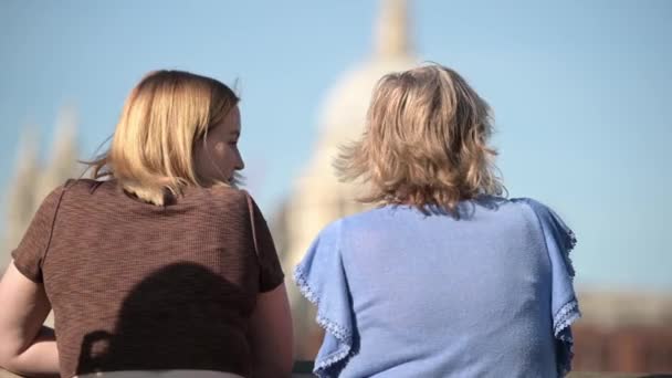 ロンドン 2022年9月14日 ポール大聖堂を背景にした2人の女性の頭の後ろ — ストック動画