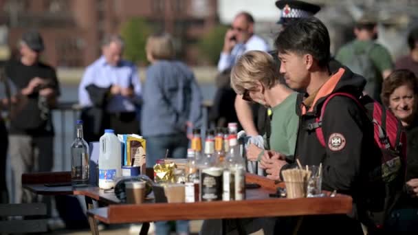 London Sept 2022 People Waiting Mobile Coffee Shop Southbank Serving — Stock Video