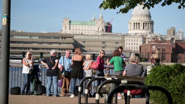 Londres Setembro 2022 Pessoas Fazem Fila Longo Margem Rio Tâmisa — Vídeo de Stock