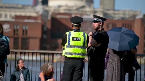 London September 2022 Polizeibeamte Unterhalten Sich Auf Southbank Neben Der — Stockvideo