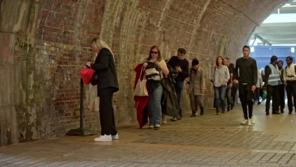 Londres Septiembre 2022 Gente Espera Túnel Debajo Del Puente Southwark — Vídeo de stock