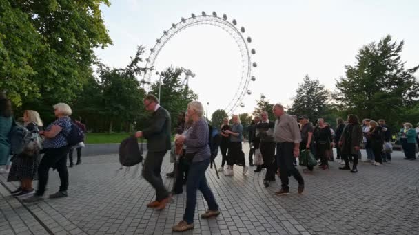 Londen September 2022 Wachtrij Koningin Staat Zien Liggen Begint Door — Stockvideo