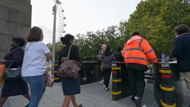 Лондон Сентября 2022 Года Люди Очереди Увидеть Королеву Лежащей Государственных — стоковое видео