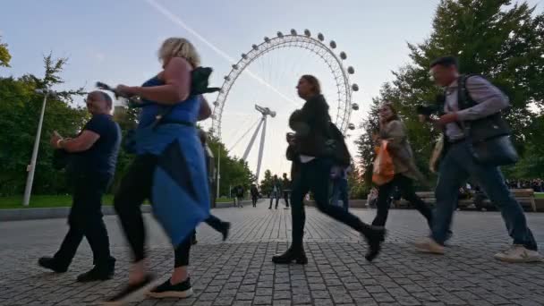 ロンドン 2022年9月14日 女王が州内に横たわっているのを見るためのキューがロンドン アイを通過します ジュビリー パークでの夕方 — ストック動画