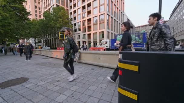 Londýn Září 2022 Lidé Frontě Vidí Jak Královna Leží Státě — Stock video