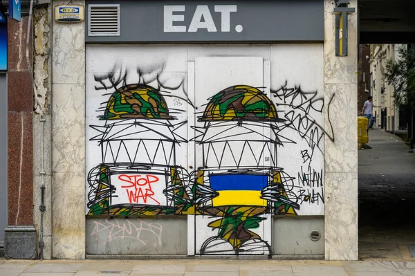 2022年5月21日 制止战争乌克兰抗议在未用建筑旁边涂鸦 — 图库照片
