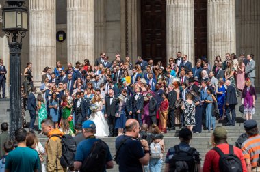 LONDON - 21 Mayıs 2022: Gelin, Damat ve konuklar, turistler izlerken St. Paul Katedrali 'nin basamaklarında poz veriyorlar