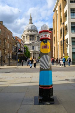 LONDON - 21 Mayıs 2022: Kültür Mil tabelaları arka planda Aziz Paul Katedrali ile birlikte