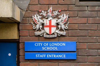 LONDON - 21 Mayıs 2022: Tuğla duvarda Arma Arması, Londra Şehri Okulu ve Personel Girişi tabelası