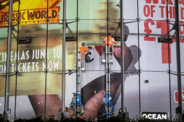 LONDON - 21 Mayıs 2022: Hidrolik kiraz toplayıcıları BFI IMAX, Waterloo 'daki tanıtım posterlerinin yerini aldı