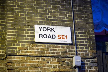 LONDON - 21 Mayıs 2022: York Yolu SE1, South Bank sokak tabelası tuğla bina