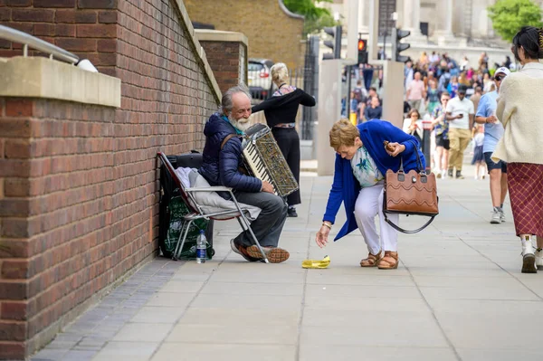 Londres Mayo 2022 Mujer Dinero Busker Anciano Con Barba Blanca — Foto de Stock