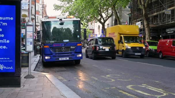 Londres Mayo 2022 Camión Basura Estacionado Frente Teatro Wyndham Mientras — Vídeo de stock