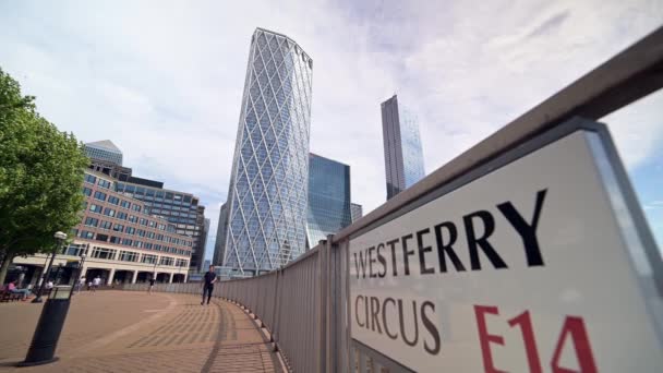 Londra Maggio 2022 Jib Shot Lifts Westferry Circus Street Sign — Video Stock