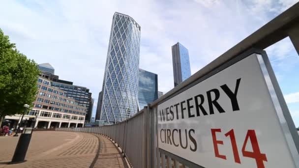 Londra Maggio 2022 Timelapse Jib Solleva Cartello Stradale Westferry Circus — Video Stock