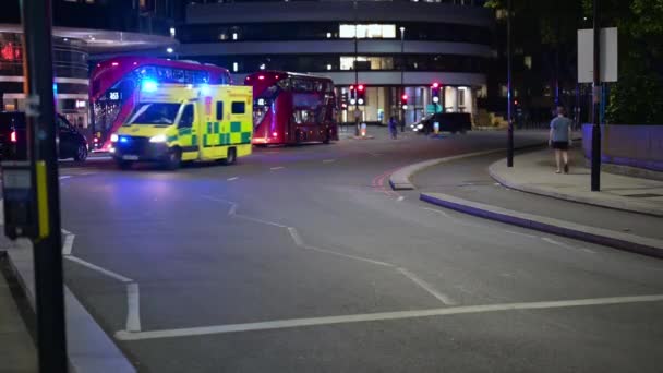 London Μαΐου 2022 Ασθενοφόρο Μπλε Φώτα Αναβοσβήνει Στο Westminster Bridge — Αρχείο Βίντεο