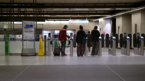 London Mai 2022 Menschen Kämpfen Sich Durch Fahrkartenschranken Der Bahn — Stockvideo