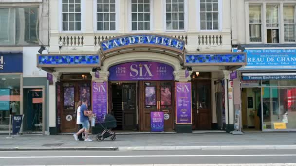 Londres Mayo 2022 Teatro Vaudeville Muestra Six Musical Strand Tráfico — Vídeo de stock