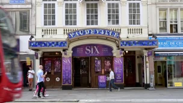 London Mai 2022 Roter Londoner Doppeldecker Bus Fährt Six Musical — Stockvideo