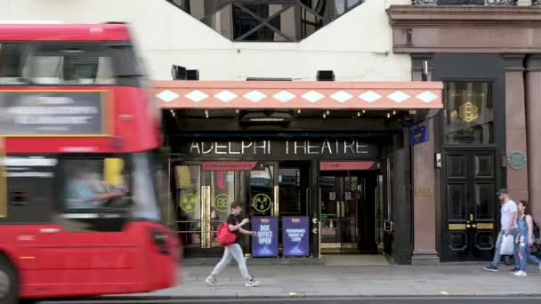 ロンドン 2022年5月18日 レッド ロンドン ダブル デッカー バスが未来へ StrandのAdelphi Theatreの音楽 — ストック動画