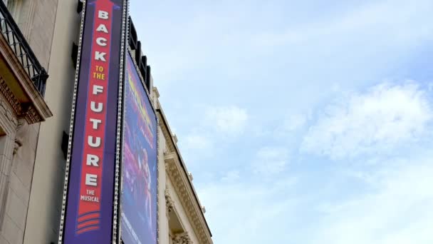 London Maj 2022 Tillbaka Till Framtiden Musical Billboards Adelphi Theatre — Stockvideo