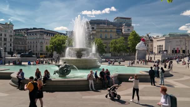 Londen Mei 2022 Toeristen Rond Fonteinen Trafalgar Square Een Zonnige — Stockvideo