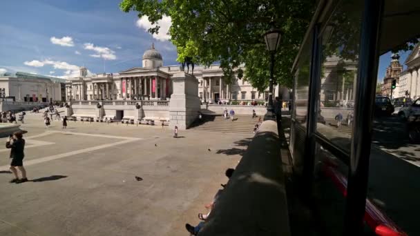 Londen Mei 2022 Toeristen Buiten National Gallery Aan Overkant Van — Stockvideo