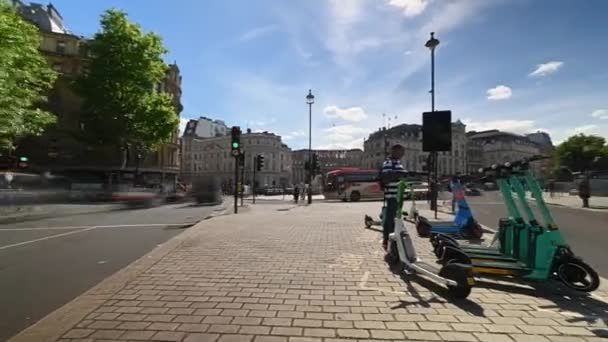 Londres Maio 2022 Motion Timelapse Traffic Roundabout Trafalgar Square Scooters — Vídeo de Stock