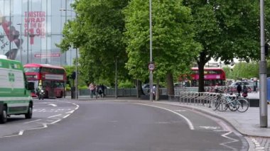 LONDON - 20 Mayıs 2022 Waterloo Yolu 'nda Kırmızı Londra çift katlı otobüsler ve siyah taksiler