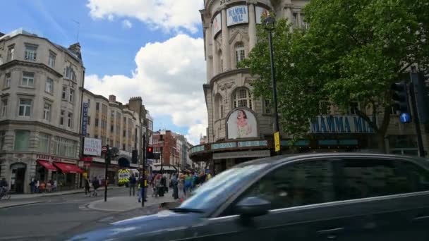 ロンドン 2022年5月21日 ミアを紹介するノヴェロ シアター赤いロンドン ダブル デッカー バスを含む前を通る交通量のあるミュージカル — ストック動画