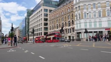 LONDON - 21 Mayıs 2022: Mavi ışıklı acil ambulans St. Paul Katedrali yakınlarındaki yoğun kavşakta kırmızı ışıkta sabit trafiği geçti