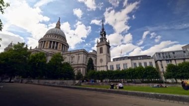 LONDON - 21 Mayıs 2022: St. Paul Katedrali 'nin üzerinden turistlerle birlikte geçen beyaz tüylü bulutlar