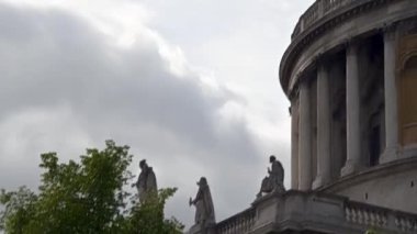 Londra - 21 Mayıs 2022 St Paul Katedrali 'nin kubbesine geri planda dalgalanan bulutlarla birlikte hareket