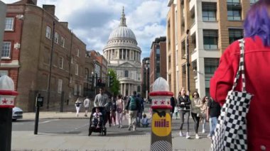 Londra - 21 Mayıs 2022: İnsanlar arka planda Aziz Paul Katedrali ile yaya geçidinde kesişiyor