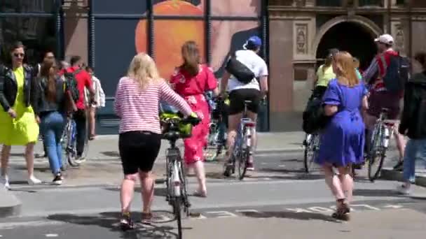 Londýn Května 2022 Cyklista Připojí Mostu Waterloo Pěší Křižovatce — Stock video
