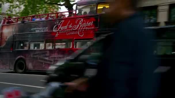 2022年5月21日 开膛手杰克 Jack Ripper Haunted London 在斯特兰德 Strand 开了顶级双层巴士 — 图库视频影像