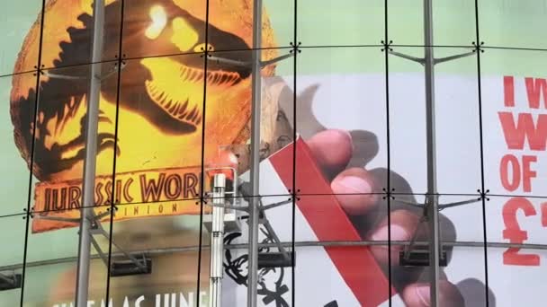 ロンドン 2022年5月21日 Bfi Imaxのプロモーションポスターに代わる油圧チェリーピッカーの男性のパンニング運動のタイムラプス — ストック動画