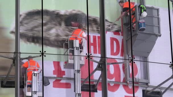 London Maja 2022 Zespół Ludzi Hydraulicznych Zbieraczy Wiśni Zastępujących Plakaty — Wideo stockowe
