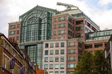 LONDON - 2 Kasım 2020: Liverpool Street Station ve Spitalfields Market yakınlarındaki modern ofis binaları