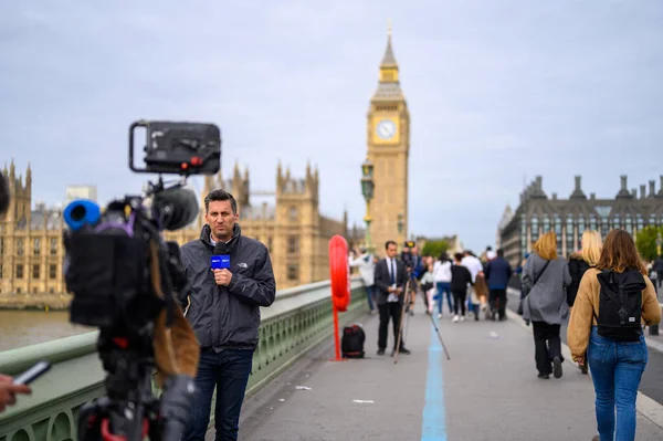 ロンドン 2022年9月19日 背景に議会の家とウェストミンスター橋から放送テレビニュース記者 ロイヤリティフリーのストック画像