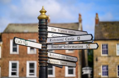 Richmond, Kuzey Yorkshire, İngiltere - 3 Ağustos 2020: Richmond Market 'te geleneksel tabela direği