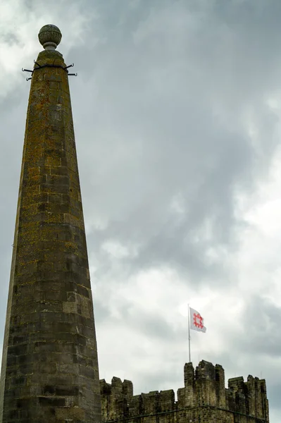 Ричмонд Северный Йоркшир Великобритания Августа 2020 Года Обелиск Английским Флагом — стоковое фото